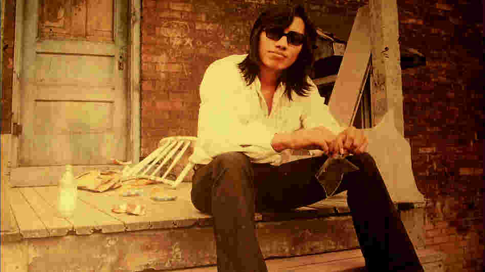 In the 1960s, protest singer Rodriguez didn't find an audience in the United States. Unbeknownst to him, though, one of his albums became a massive success in South Africa. Swedish director Malik Bendjelloul tracks him down in Searching for Sugar Man. In the 1960s, protest singer Rodriguez didn't find an audience in the United States. Unbeknownst to him, though, one of his albums became a massive success in South Africa. Swedish director Malik Bendjelloul tracks him down in Searching for Sugar Man.