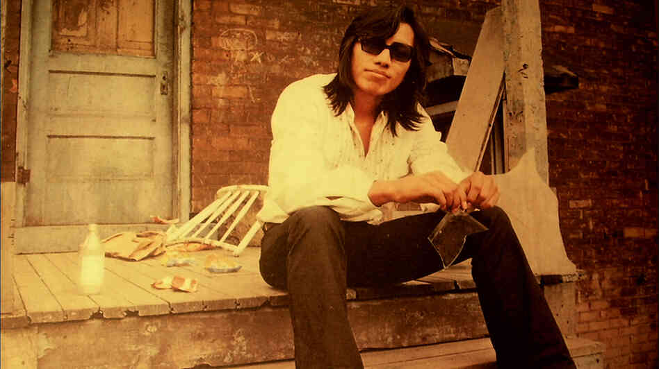 In the 1960s, protest singer Rodriguez didn't find an audience in the United States. Unbeknownst to him, though, one of his albums became a massive success in South Africa. Swedish director Malik Bendjelloul tracks him down in Searching for Sugar Man. In the 1960s, protest singer Rodriguez didn't find an audience in the United States. Unbeknownst to him, though, one of his albums became a massive success in South Africa. Swedish director Malik Bendjelloul tracks him down in Searching for Sugar Man.