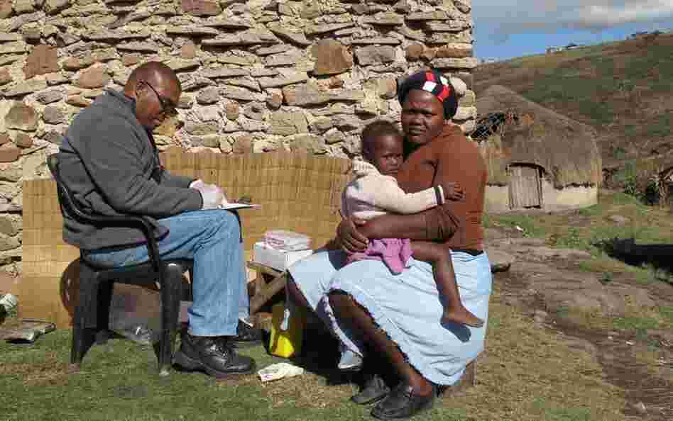 A Doctors Without Borders counselor tests a South African woman for HIV.