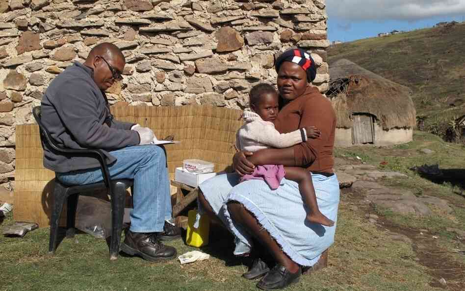 A Doctors Without Borders counselor tests a South African woman for HIV.