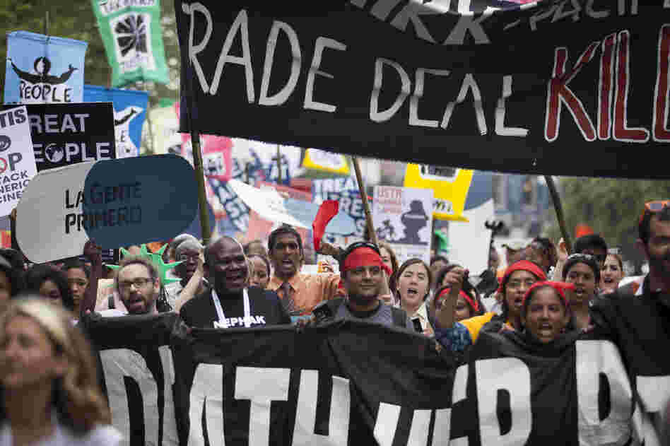 On Tuesday afternoon, thousands of people marched from the Washington Convention Center to protest several issues related to AIDS, including high prices of HIV drugs and inequalities for women.
