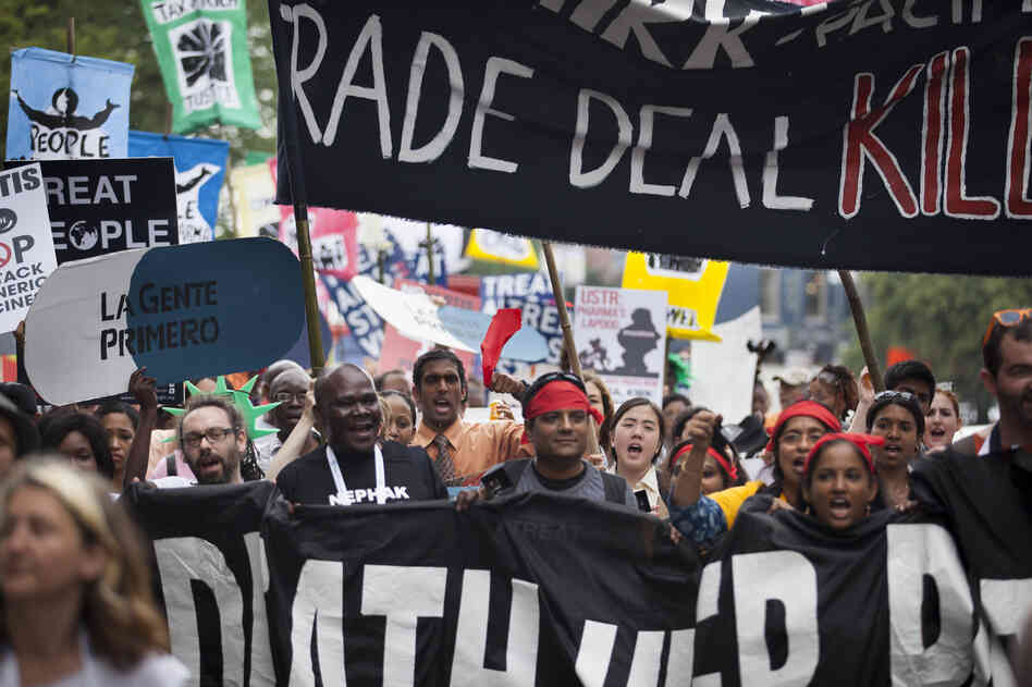 On Tuesday afternoon, thousands of people marched from the Washington Convention Center to protest several issues related to AIDS, including high prices of HIV drugs and inequalities for women.