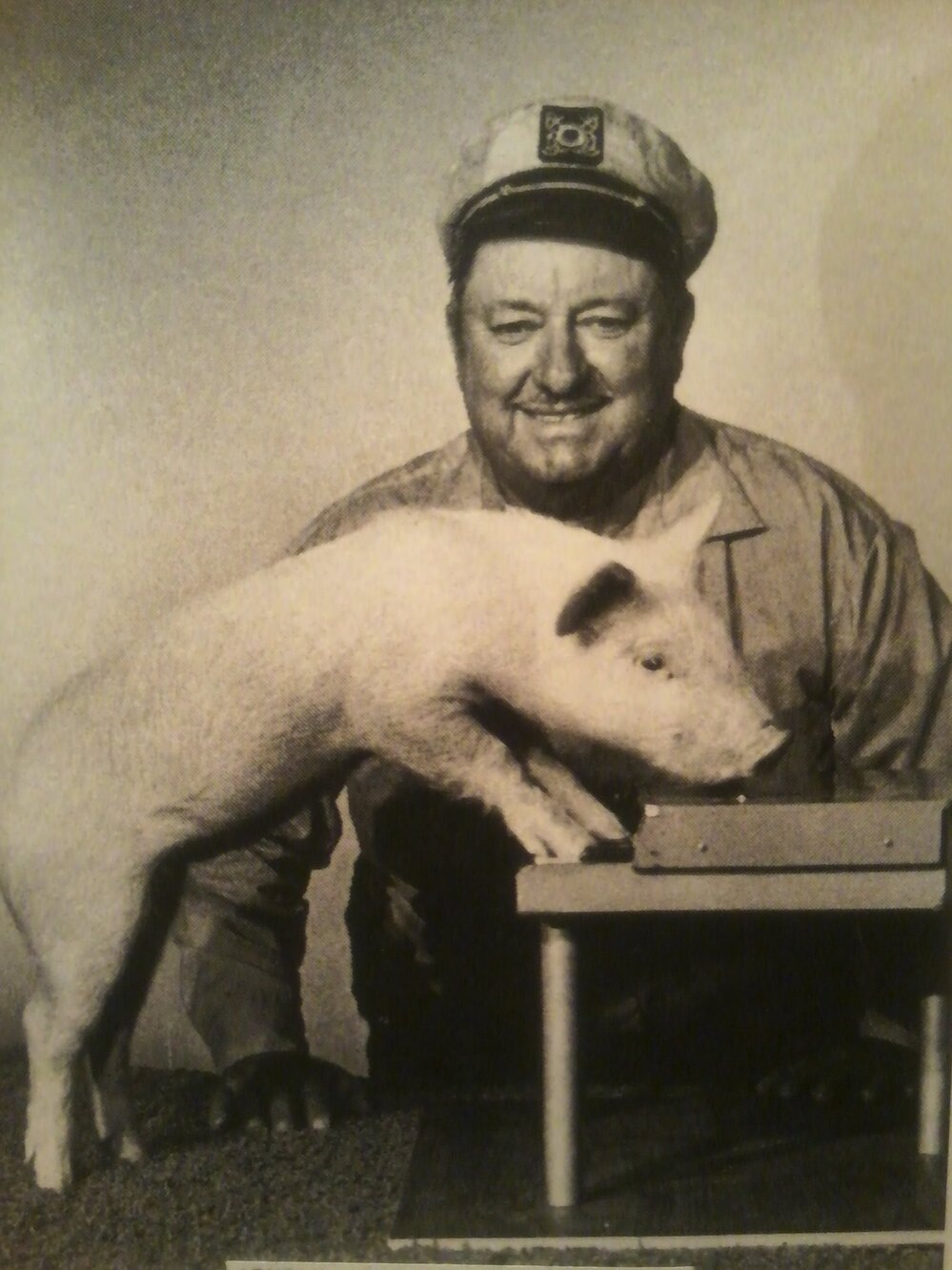 Inn trained the pig Arnold Ziffel to play the piano for the television series Green Acres.