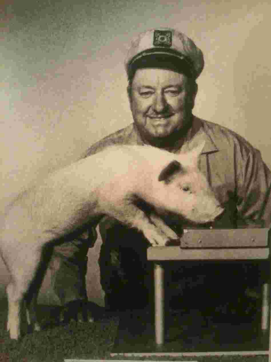 Inn trained the pig Arnold Ziffel to play the piano for the television series Green Acres.