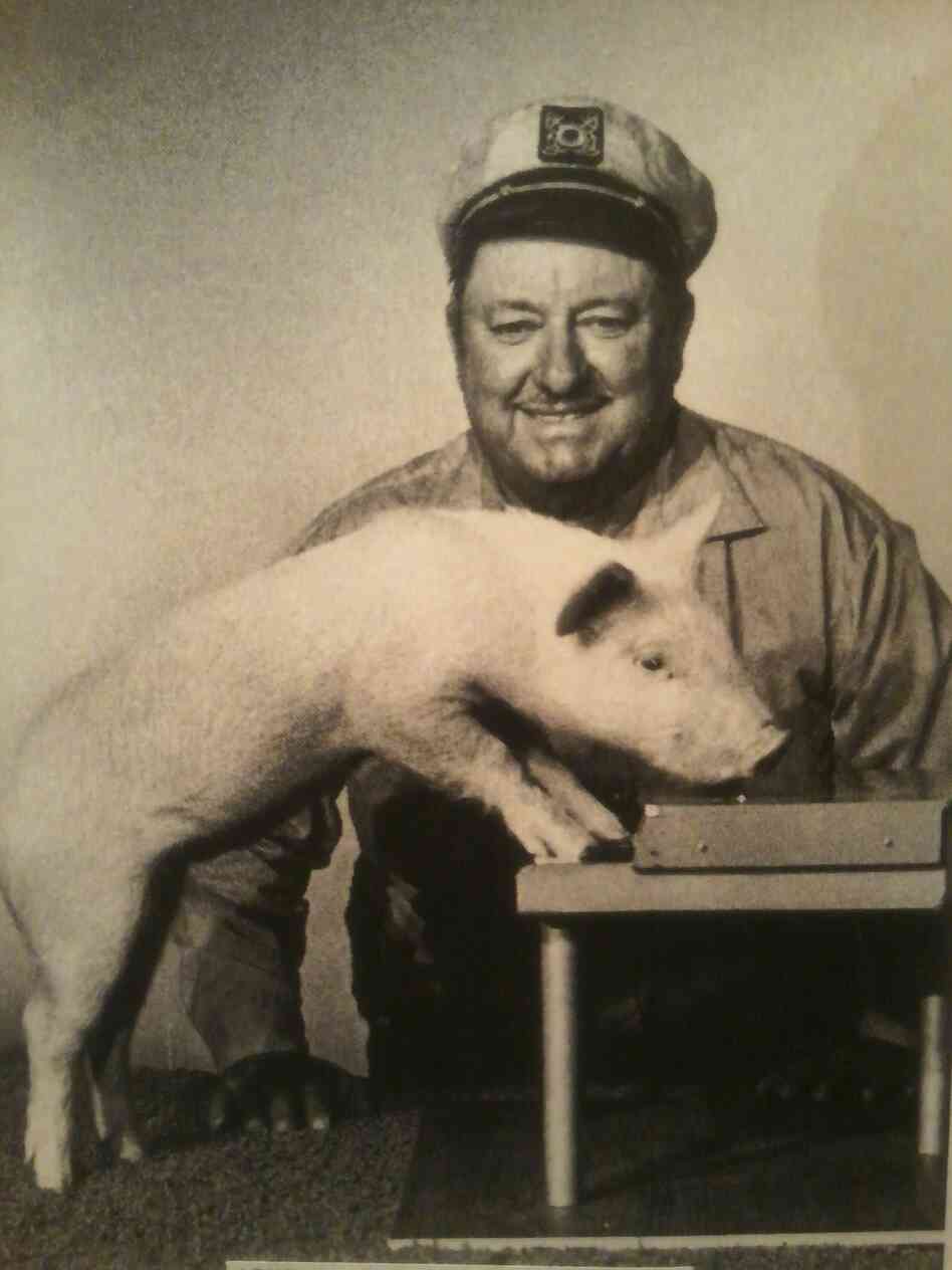 Inn trained the pig Arnold Ziffel to play the piano for the television series Green Acres.