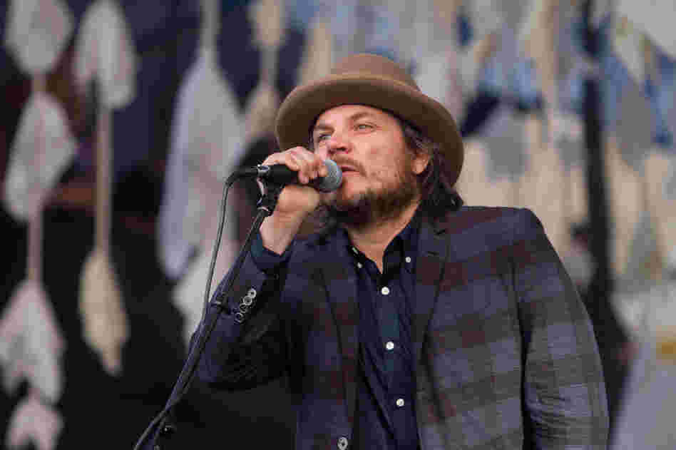 Jeff Tweedy in a fashionable fedora, the unofficial hat of Newport. 