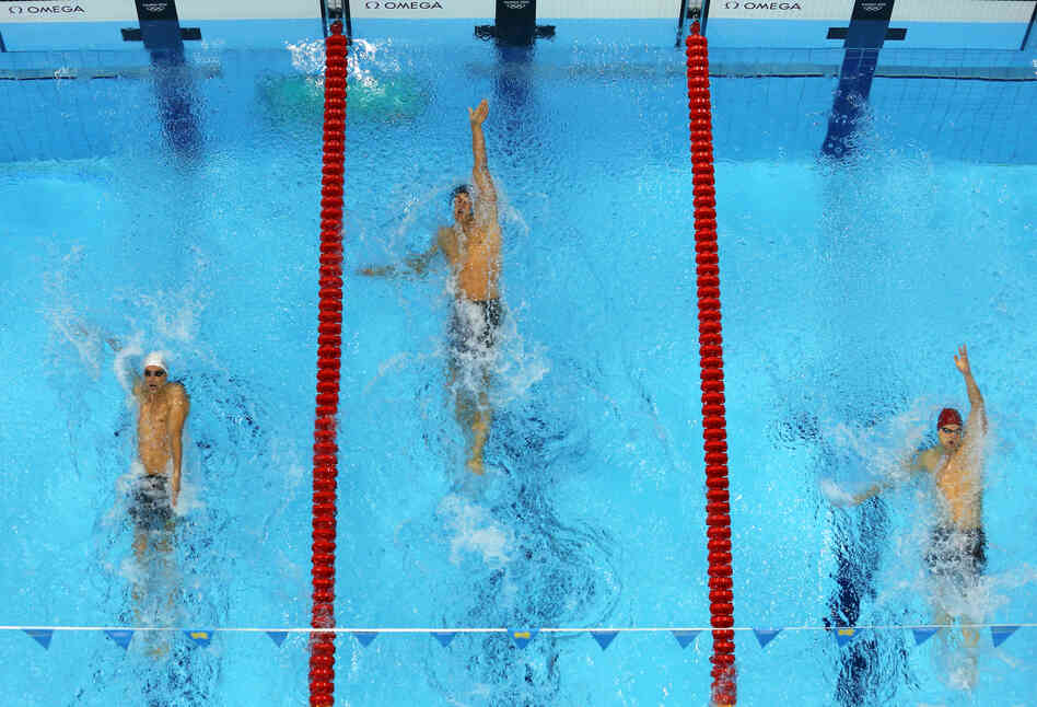 U.S. swimmer Matt Grevers (center) won the men's 100m backstroke final. 