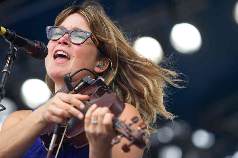 While the former Nickel Creek fiddler shows her pop side more these days, Sara Watkins took center stage with a bit of grit and darkness, too. She was joined by Jackson Browne and Charity Rose Thielen of The Head And The Heart during her set.