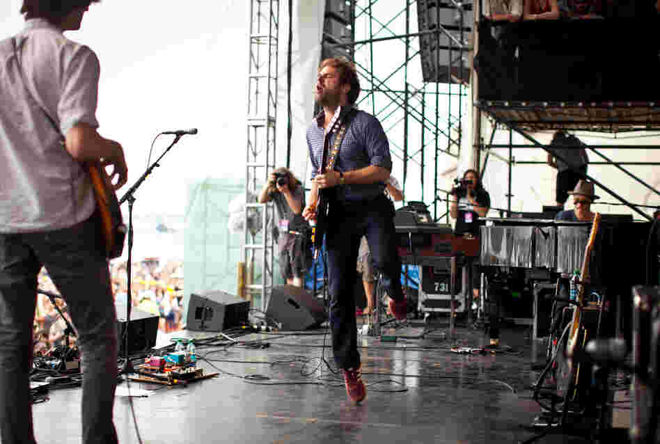Taylor Goldsmith of Dawes on his tippy-toes at the Fort Stage. 