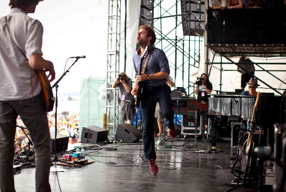 Taylor Goldsmith of Dawes on his tippy-toes at the Fort Stage. 
