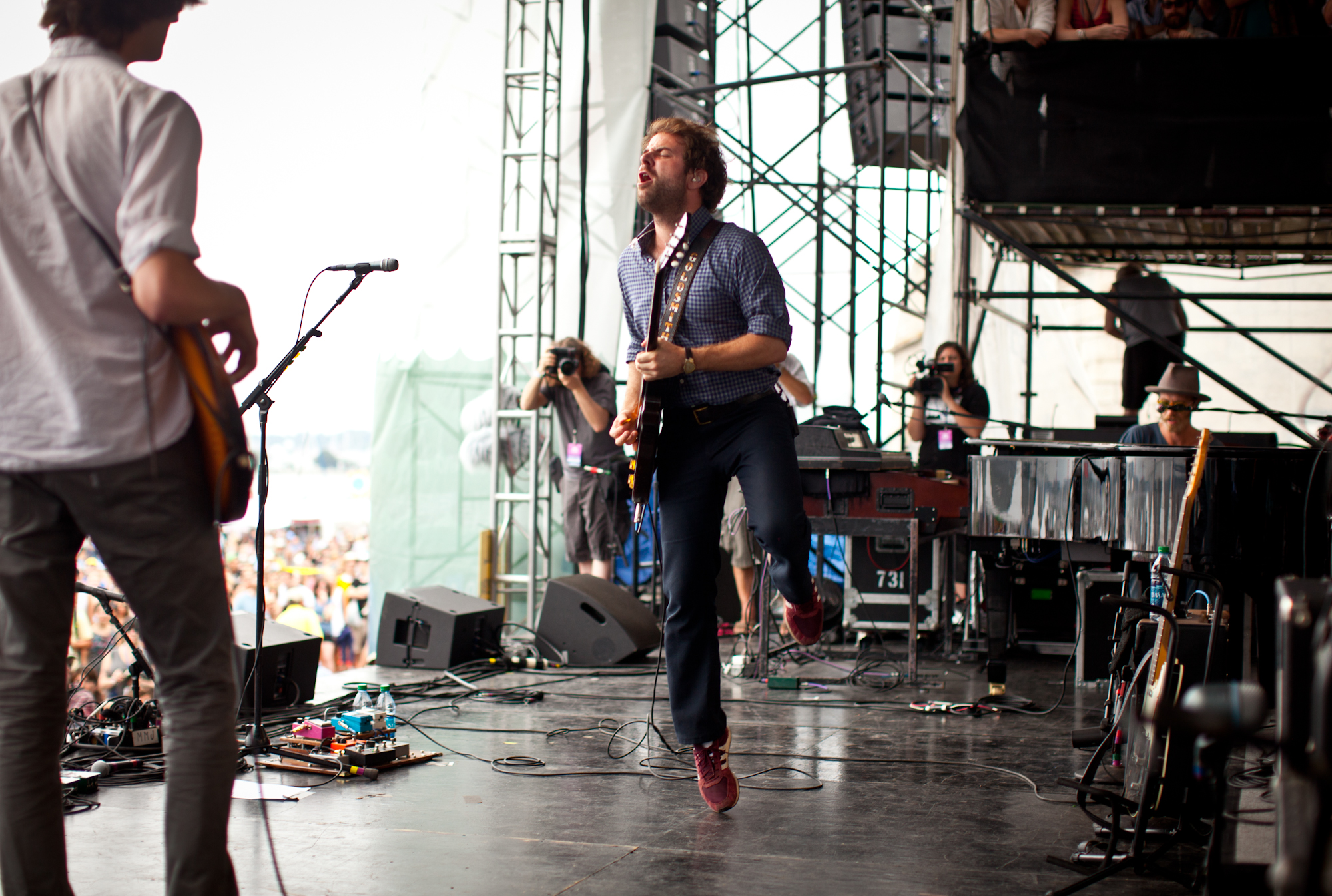 Taylor Goldsmith of Dawes on his tippy-toes at the Fort Stage. 