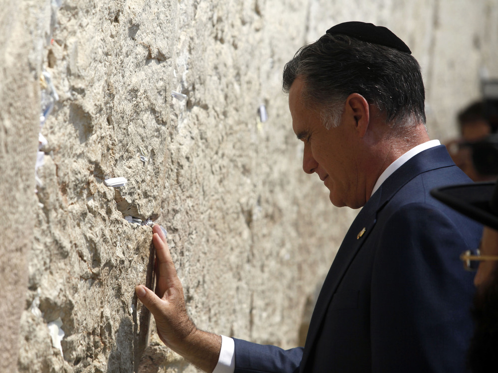 Republican presidential candidate Mitt Romney visited  the Western Wall in Jerusalem's old city on Sunday.