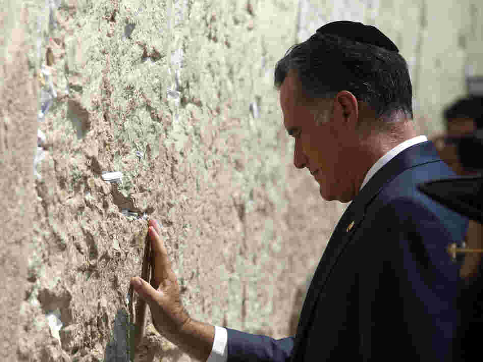 Republican presidential candidate Mitt Romney visited  the Western Wall in Jerusalem's old city on Sunday.