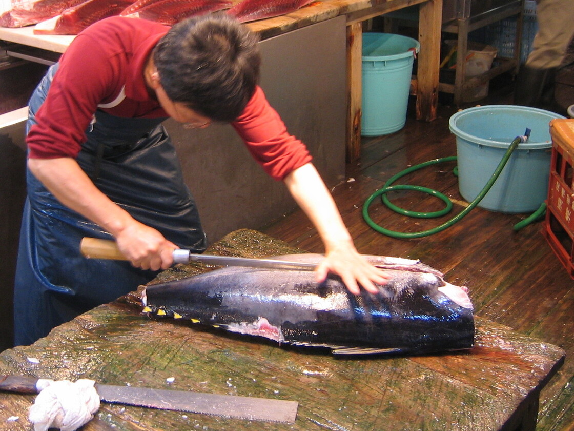 Sushi's popularity has led to a serious decline in tuna populations around the world. The film argues for sustainable sushi bars that offer tuna alternatives in their rolls.