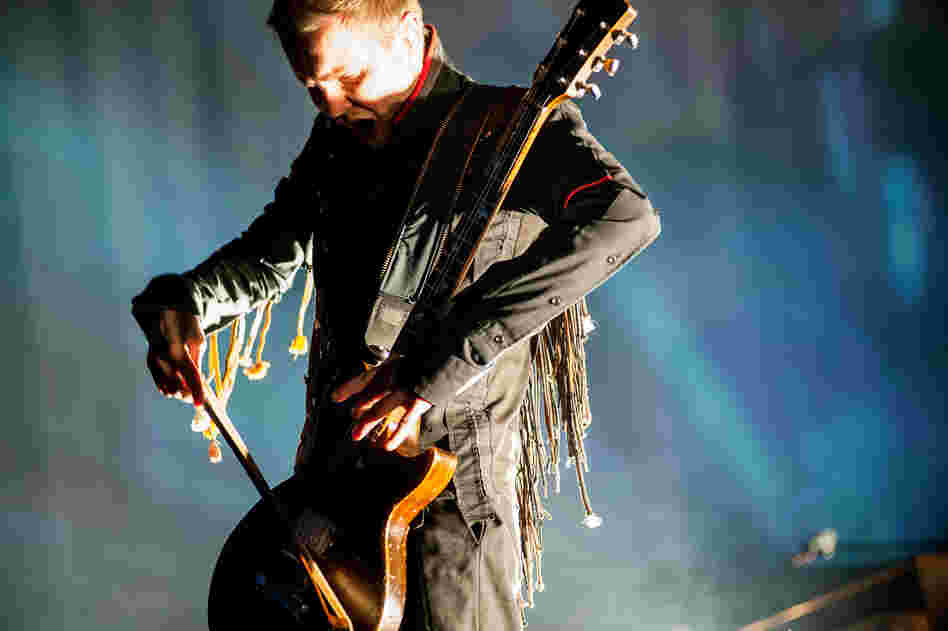 Lead singer Jonsi plays his signature bowed electric guitar. At the explosive end of "Hafsol," Birgisson frantically ripped hair from the bow.