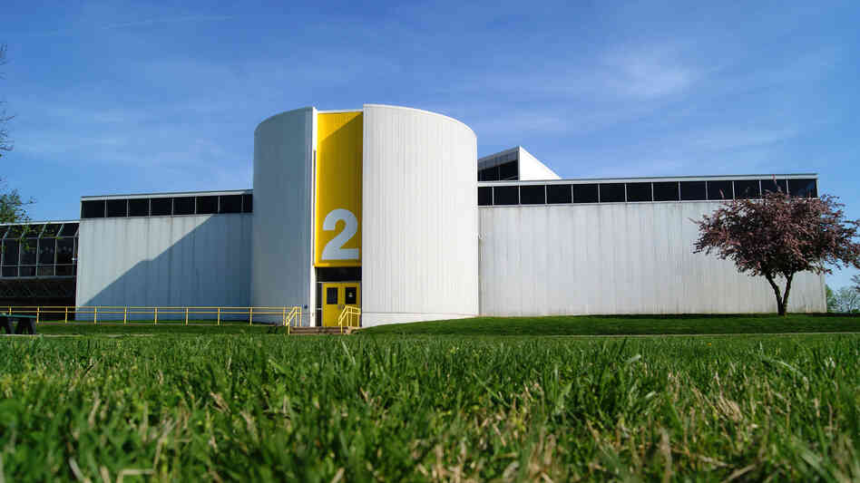 The Columbus Signature Academy Fondrea Campus primary school was designed by Paul Kennon in 1973 as a "people-centered" school to be used for both education and community gatherings.