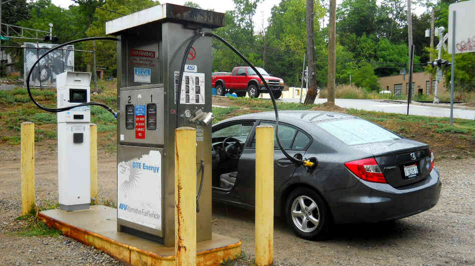 Honda's CNG Civic is the only natural gas-fueled sedan currently available in the United States. With so few CNG passenger cars on the road, pumping stations are few and far between.