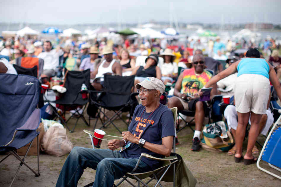 A large and relaxed crowd scattered about the Fort Stage plain for the closing Tedeschi Trucks Band performance.