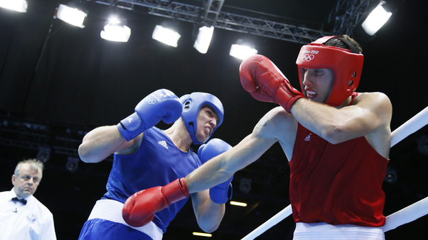 Siarhei Karneyeu of Belarus (in blue) landed most of the punches in the third round of his bout with Teymur Mammadov of Azerbaijan, who wasn't penalized for holding.