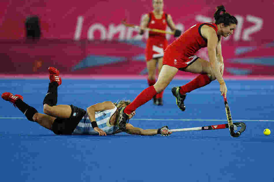 Britain's Anne Panter (right) and Argentina's Macarena Rodriguez Perez vie for the ball during a women's hockey semifinal match.