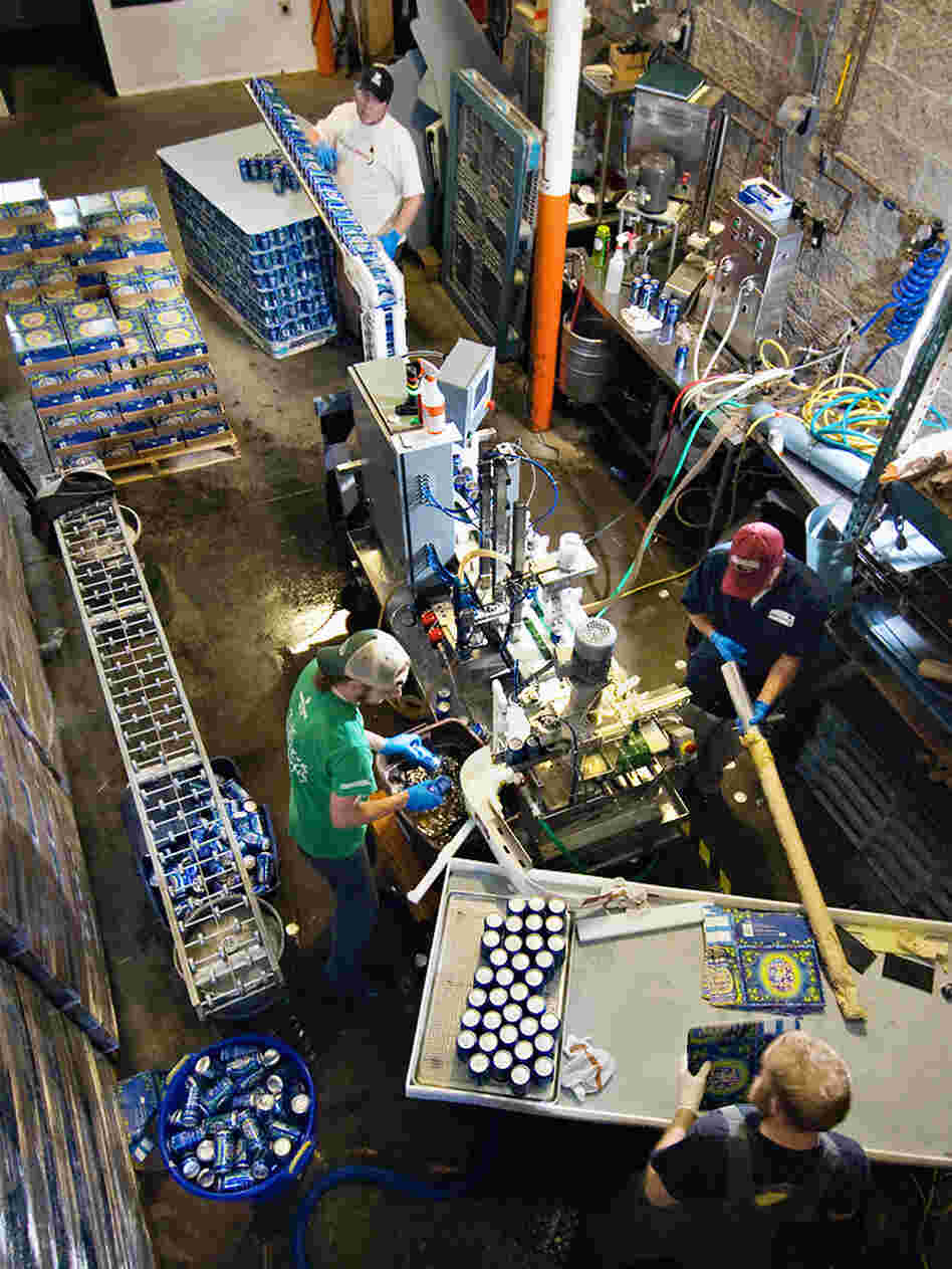 Microbrewery Boulder Beer uses Mobile Canning's equipment to pack its brews.