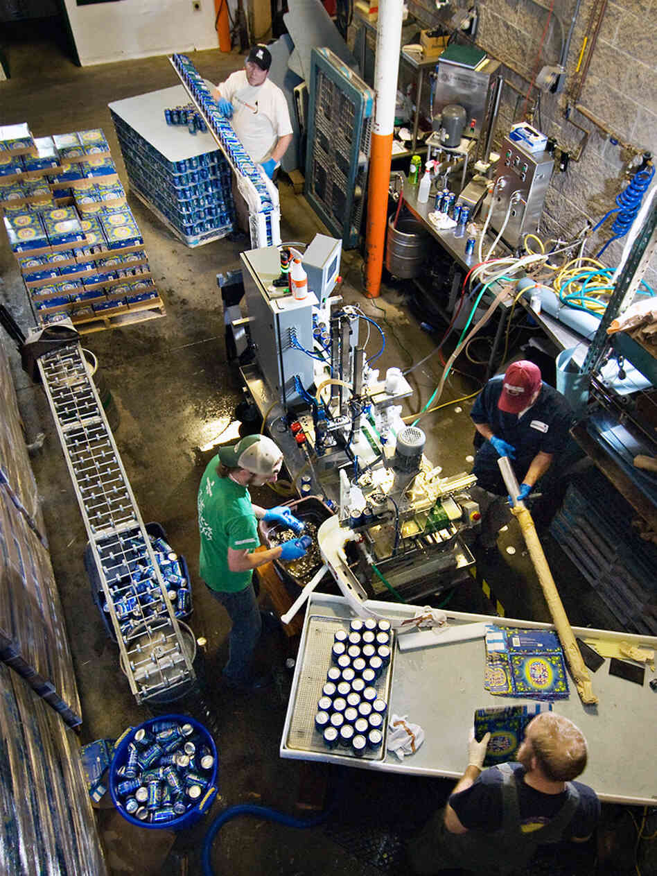 Microbrewery Boulder Beer uses Mobile Canning's equipment to pack its brews.