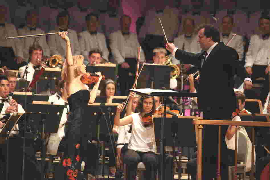Violinist Anne-Sophie Mutter gave a vigorous reading of one of the showiest works in the repertoire: Sarasate's Carmen Fantasy, which she played with the student artists of the Tanglewood Music Center Orchestra.