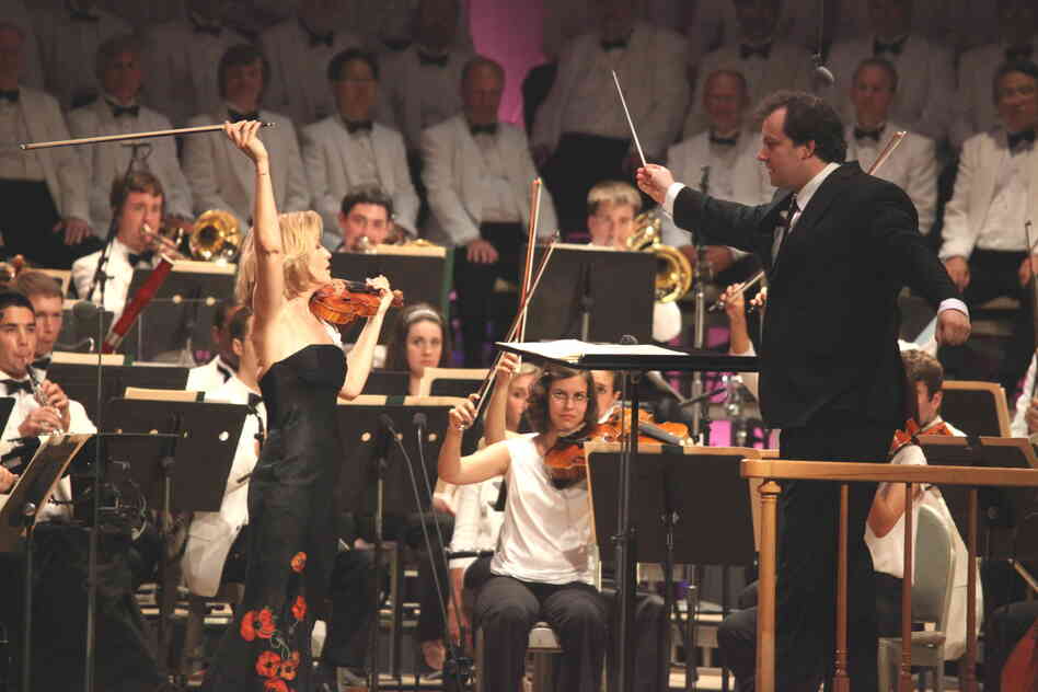 Violinist Anne-Sophie Mutter gave a vigorous reading of one of the showiest works in the repertoire: Sarasate's Carmen Fantasy, which she played with the student artists of the Tanglewood Music Center Orchestra.