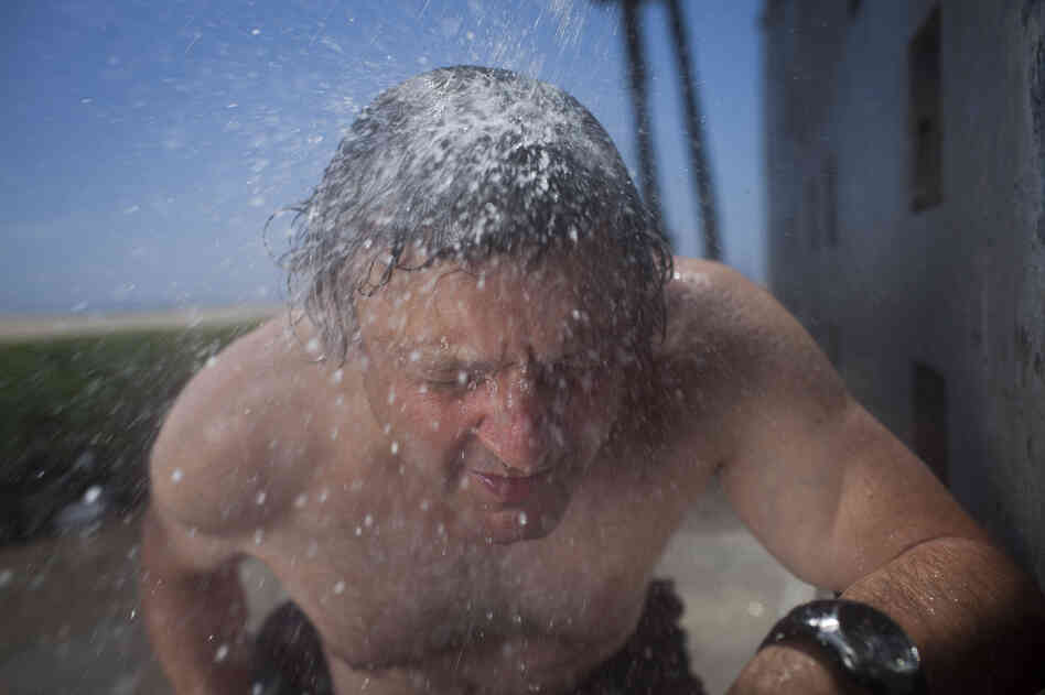 Shower or meteor shower? Joe Palca ducks through an outdoor shower in Venice Beach, Calif., to help illustrate how Earth passes through trails of space debris. Shower or meteor shower? Joe Palca ducks through an outdoor shower in Venice Beach, Calif., to help illustrate how Earth passes through trails of space debris.
