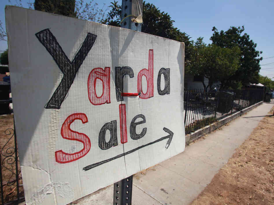 Spanglish, a mixture of English and Spanish, has been spoken for more than a century. A sign in Spanglish advertises a yard sale in Los Angeles in 2009.