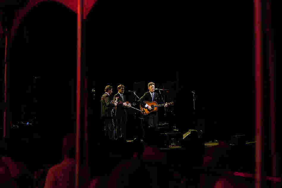 Like Lovett and the band wore charcoal gray suits and ties and looked mighty sharp.