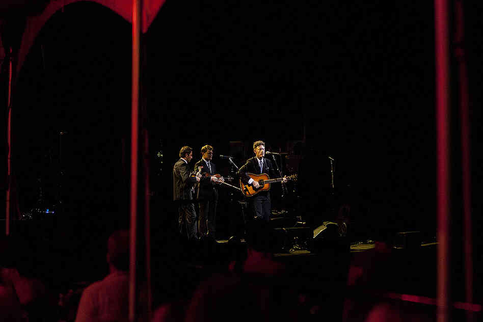 Like Lovett and the band wore charcoal gray suits and ties and looked mighty sharp.
