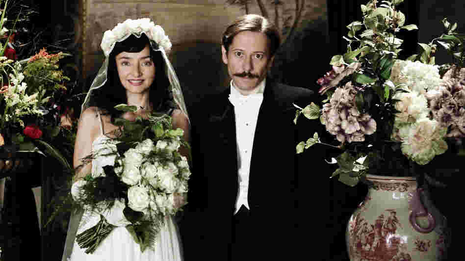 When he returns to Tehran after his touring days are over, Nasser Ali is pushed by his mother into a marriage with a woman (Maria de Medeiros) he doesn't love.