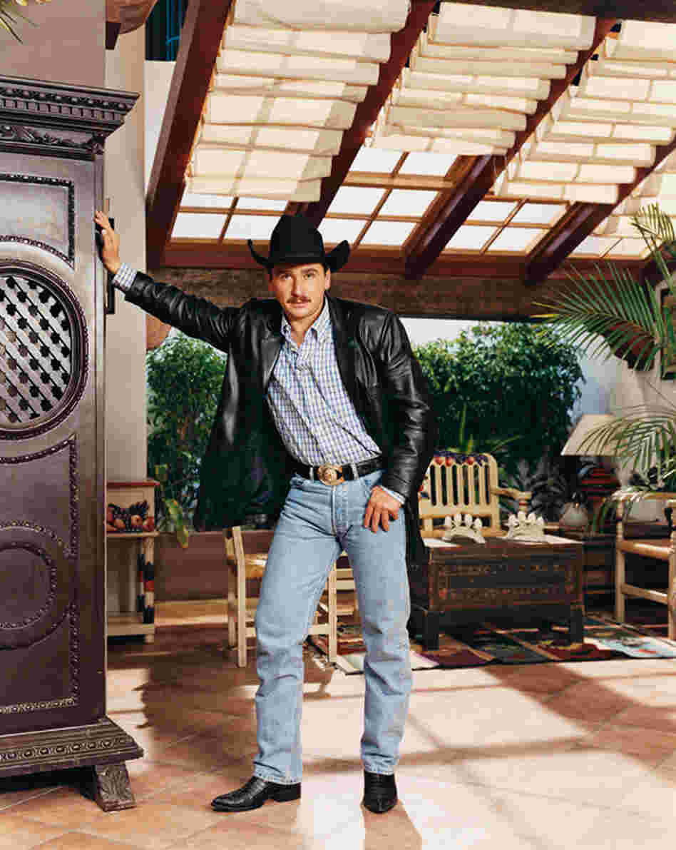 German Gutierrez as Osvaldo Quintero in Amarte es Mi Pecado (Loving You Is My Sin), 2003.