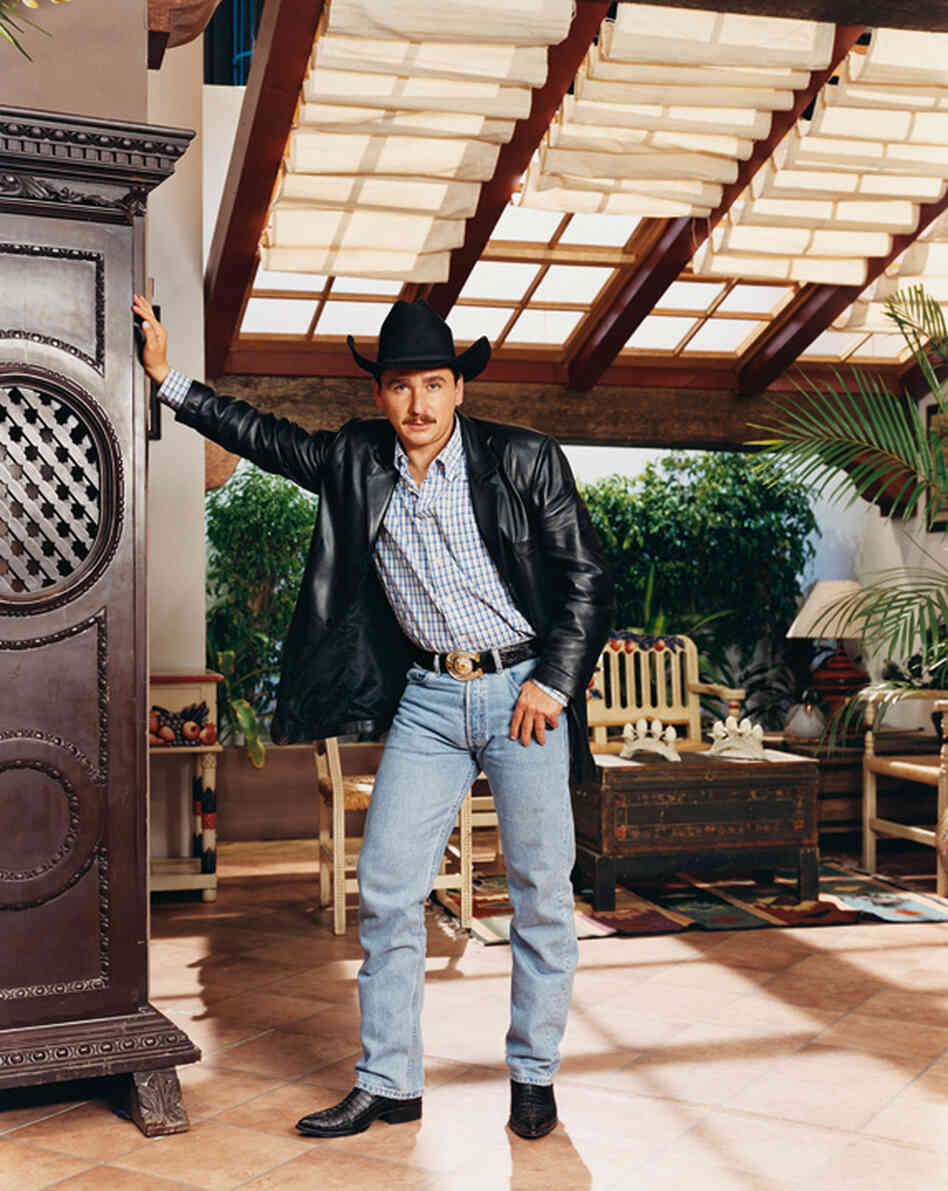 German Gutierrez as Osvaldo Quintero in Amarte es Mi Pecado (Loving You Is My Sin), 2003.