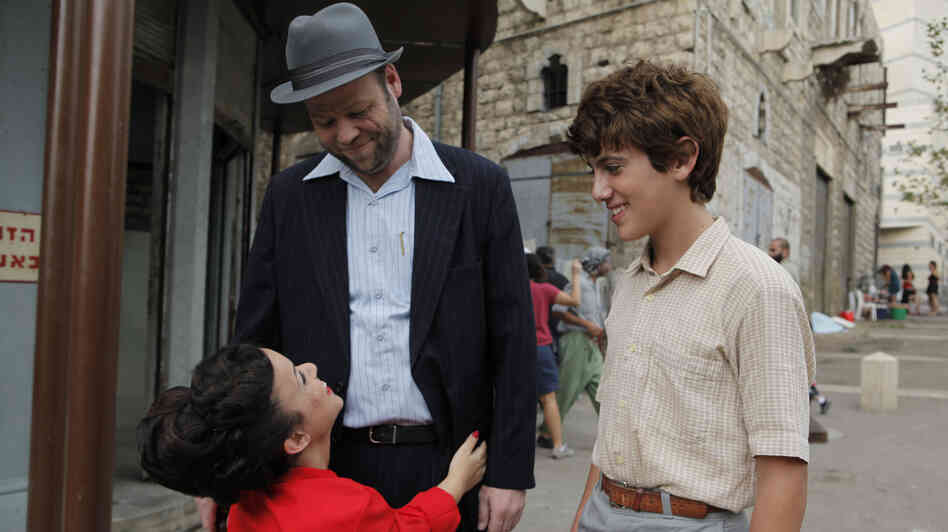 Sixteen-year-old Arik (Tuval Shafir) becomes an apprentice to Yankele Bride (Adir Miller), a matchmaker with eccentric practices. Among their clients is Sylvia (Bat-El Papura), a little person who runs the local cinema. Sixteen-year-old Arik (Tuval Shafir) becomes an apprentice to Yankele Bride (Adir Miller), a matchmaker with eccentric practices. Among their clients is Sylvia (Bat-El Papura), a little person who runs the local cinema.