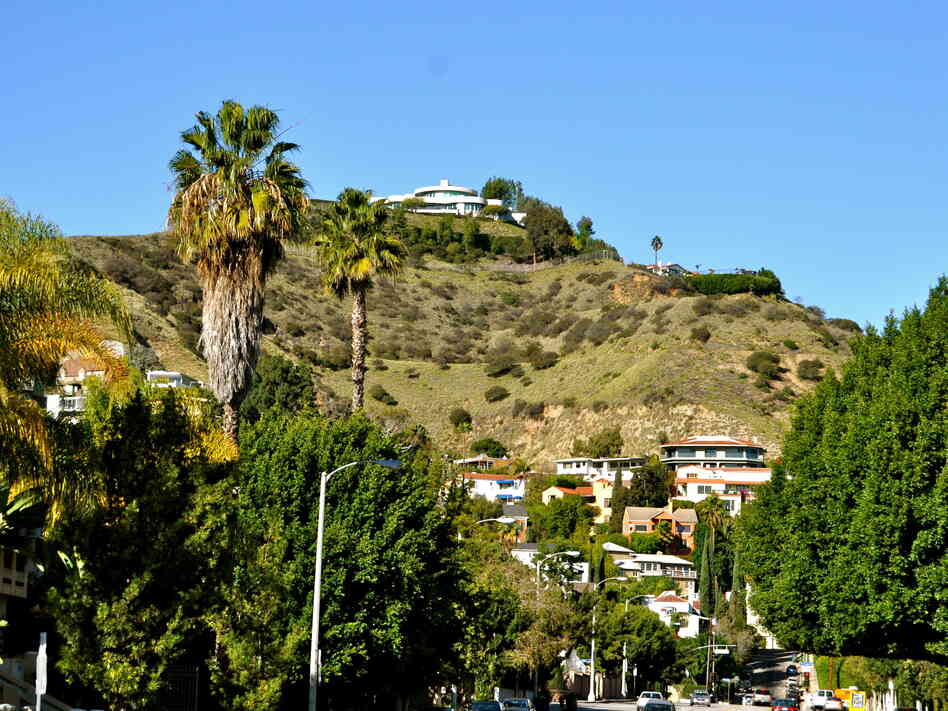 Full of luxurious homes, LA's Hollywood Hills are a standard stomping ground for Crais' recurring protagonists, Elvis Cole and Joe Pike.