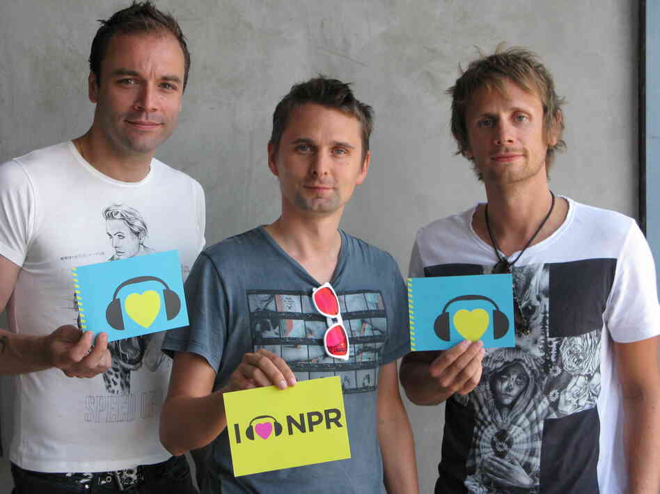 (l to r) Chris Wolstenholme, Matthew Bellamy and Dominic Howard