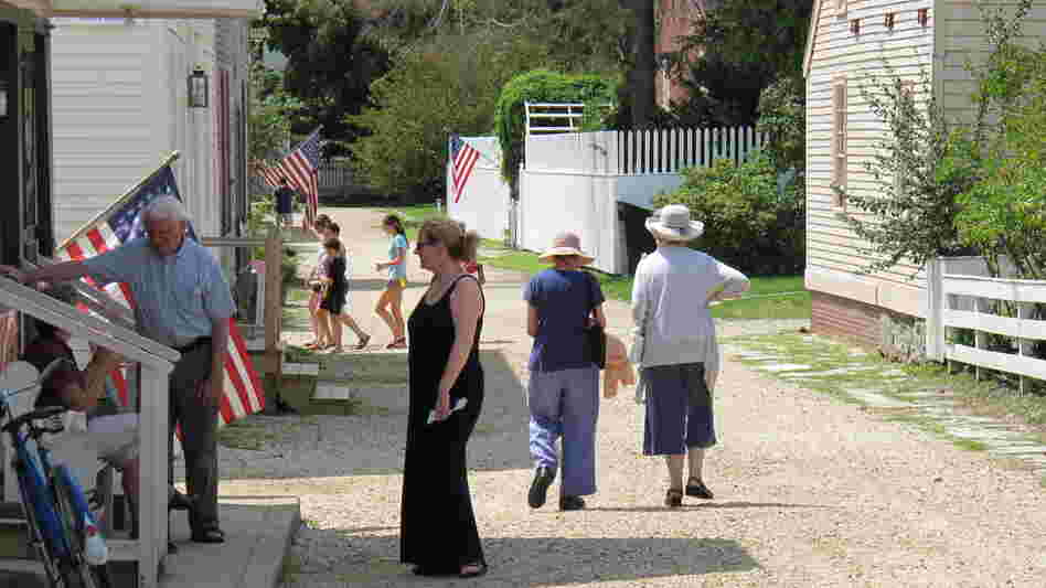 As a living history museum, Strawbery Banke allows visitors to tour historic buildings constructed between 1695 and 1954.