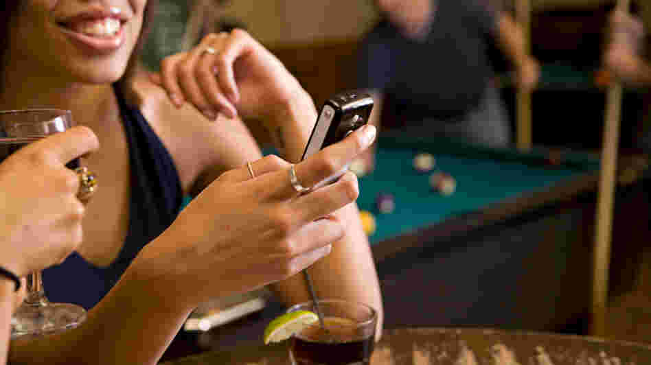 A growing number of smartphone apps use internal GPS to help singles locate potential mates nearby. While men are enthusiastic about the apps, women have been slower to adopt them.