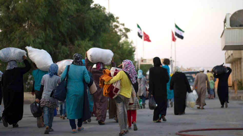 Syrians fleeing increased violence arriving last week at the border between the Syrian town of Azaz and the neighboring Turkish town of Kilis.
