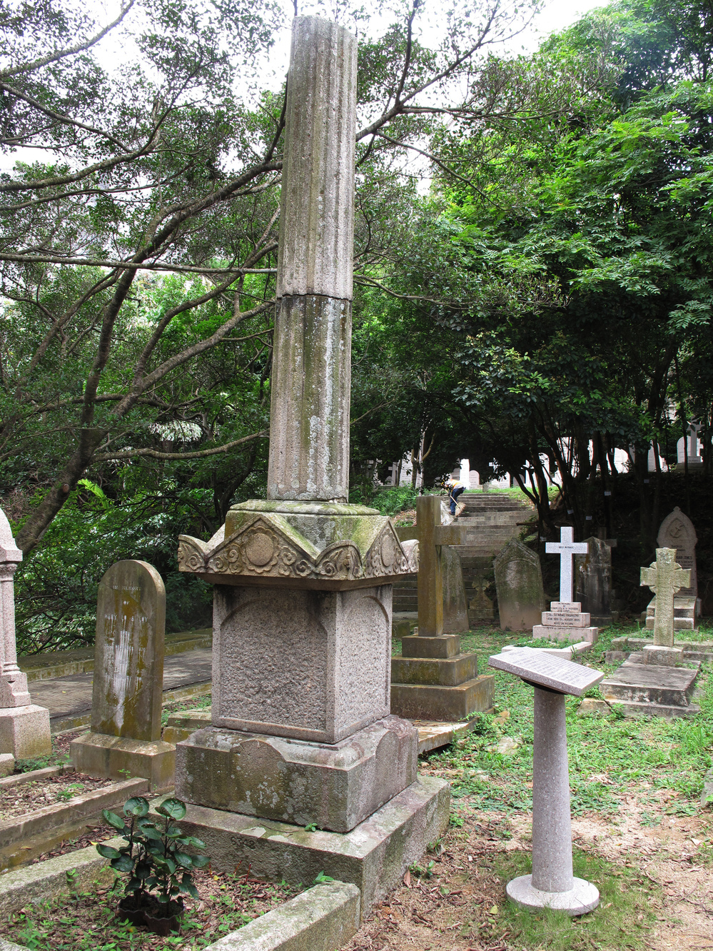 This lopped-off pillar was raised to the memory of Yeung Ku-wan. The revolutionary had already helped organize two failed uprisings to overthrow the last dynasty of China, the Qing, one of which cost the lives of 48 men, when he was murdered in 1901. His tombstone was left uninscribed, for fear of desecration and heightening tensions with the Chinese.