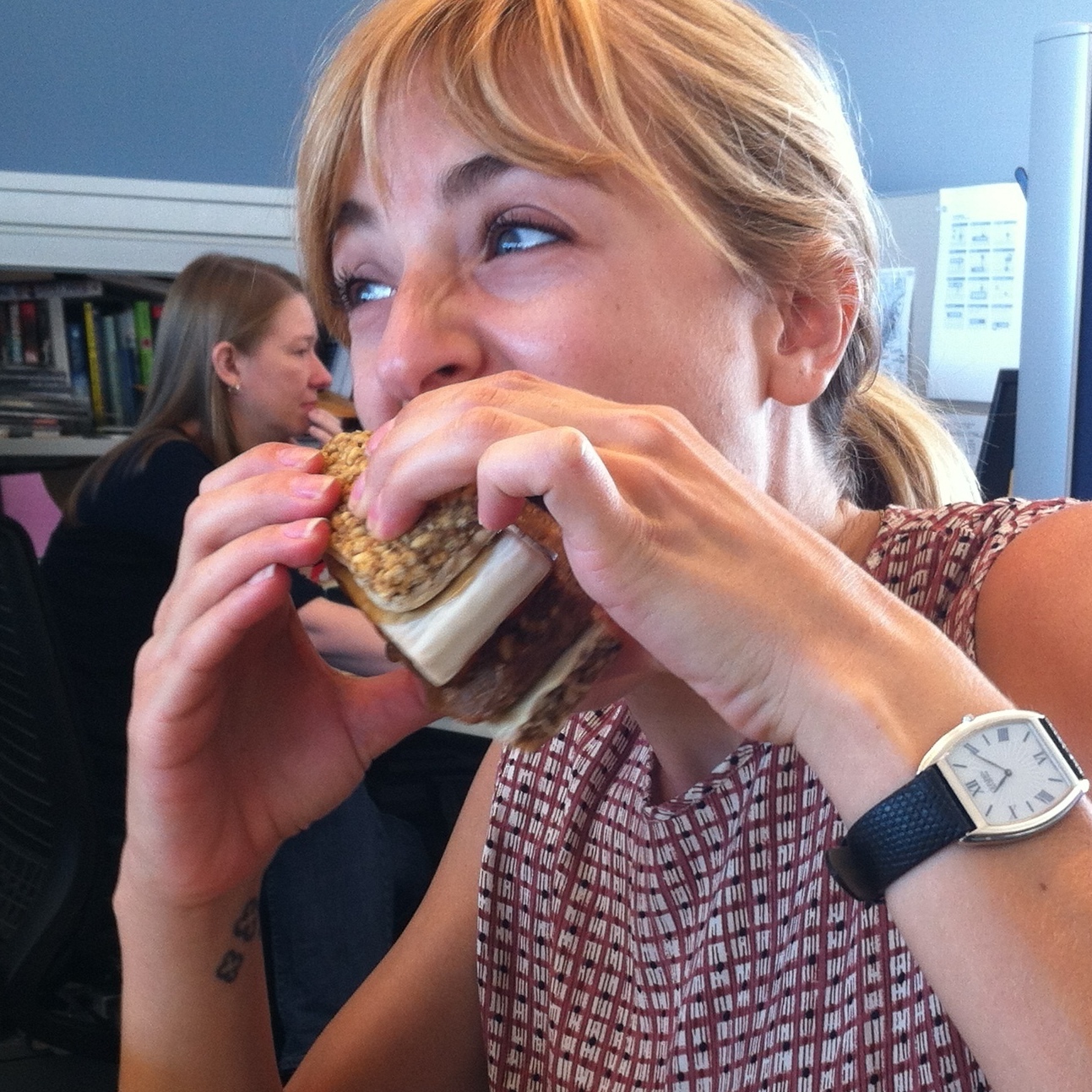 Eva tries to try it.