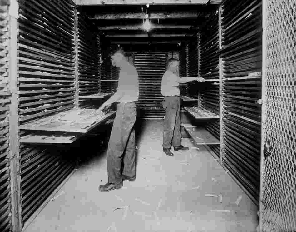 In 1914, when this photo was taken, $4.5 million was dried daily in a room that hot air circulated through. In 1914, when this photo was taken, $4.5 million was dried daily in a room that hot air circulated through.