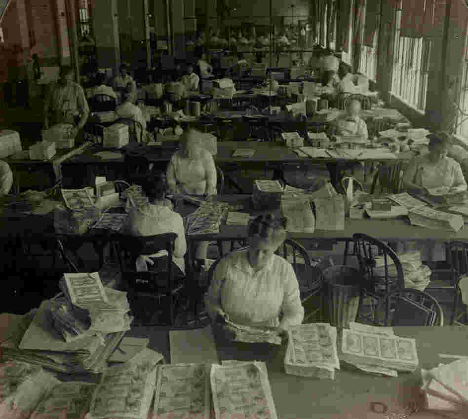 Workers inspecting sheets of money for printing flaws and smudges, circa 1917. Approved sheets received serial numbers and U.S. Treasury seals. Workers inspecting sheets of money for printing flaws and smudges, circa 1917. Approved sheets received serial numbers and U.S. Treasury seals.