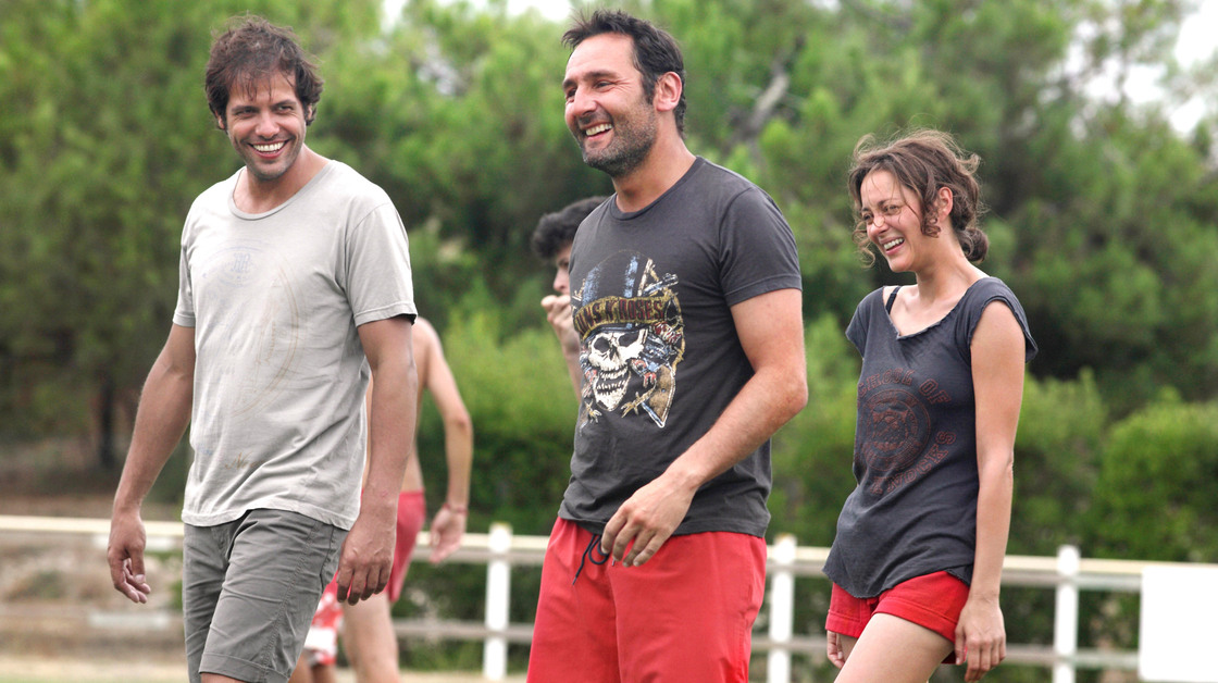 Friends Antoine (Laurent Lafitte), Eric (Gilles Lellouche) and Marie (Marion Cotillard) are among the troubled group that makes an annual retreat to a home in Cap Ferret.