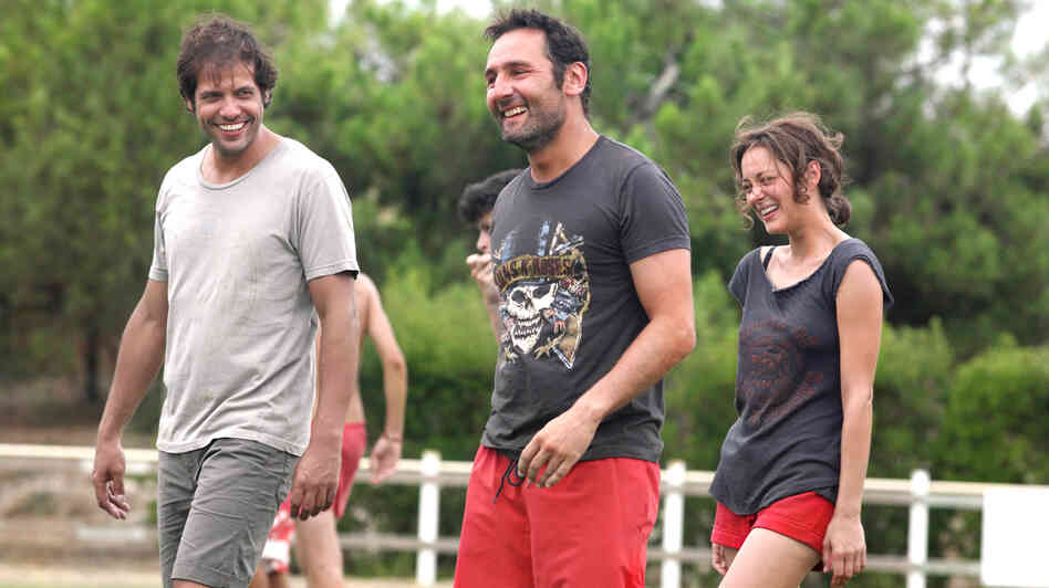 Friends Antoine (Laurent Lafitte), Eric (Gilles Lellouche) and Marie (Marion Cotillard) are among the troubled group that makes an annual retreat to a home in Cap Ferret.