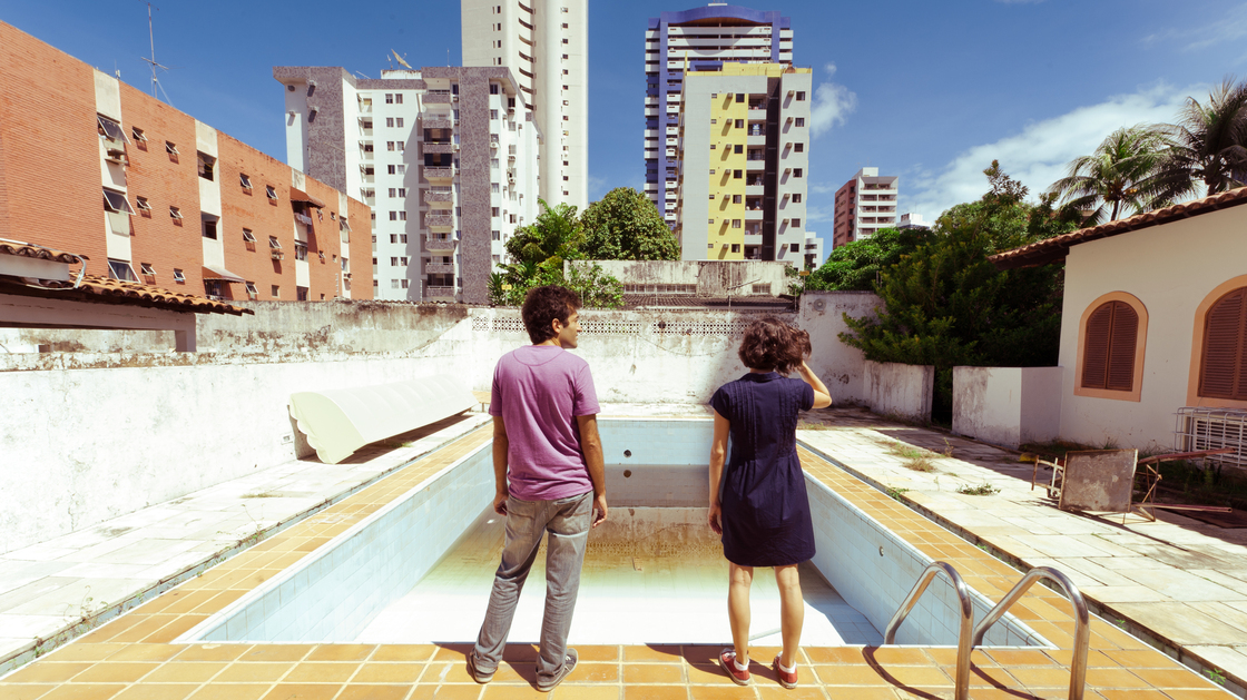 Joao (Gustavo Jahn) and Sofia (Irma Brown) are among the inhabitants of the Recife, Brazil, street where Neighboring Sounds takes place.