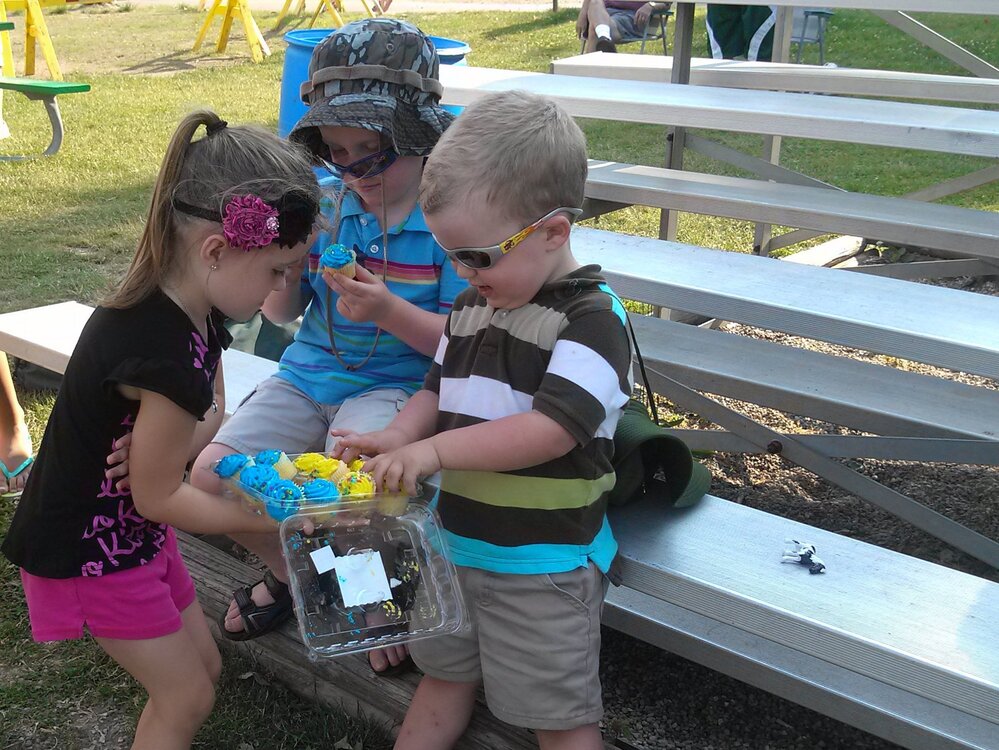 Paying it forward with cupcakes in Lansing.