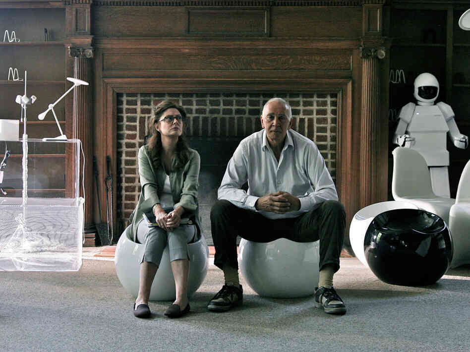 Frank visits his local public library in part for the sake of flirting with librarian Jennifer (Susan Sarandon).